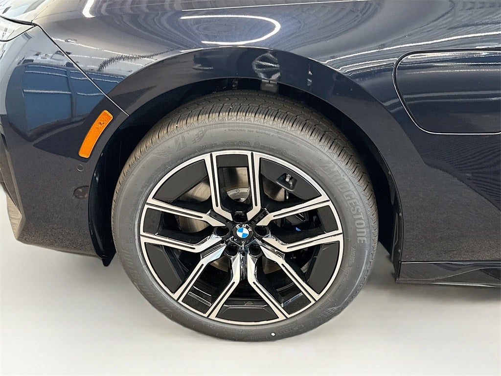 2026 BMW 750e xDrive Base