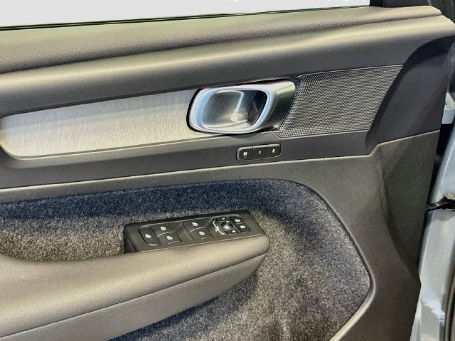 2023 Volvo XC40 B5 Plus Dark Theme