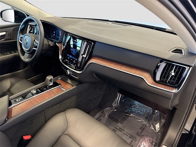 2025 Volvo V60 Cross Country B5 Plus