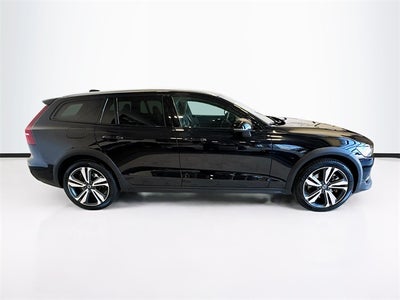 2025 Volvo V60 Cross Country B5 Plus