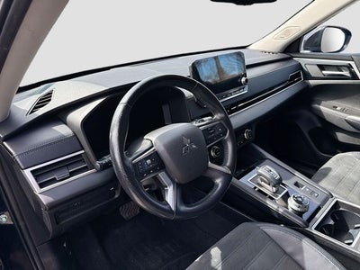 2022 Mitsubishi Outlander Base