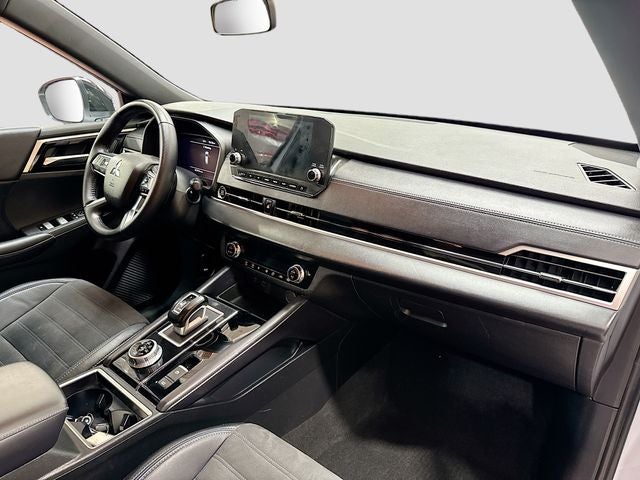 2023 Mitsubishi Outlander Base