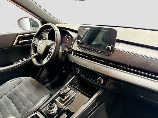 2023 Mitsubishi Outlander Base