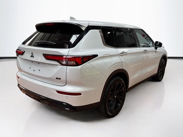 2023 Mitsubishi Outlander Base