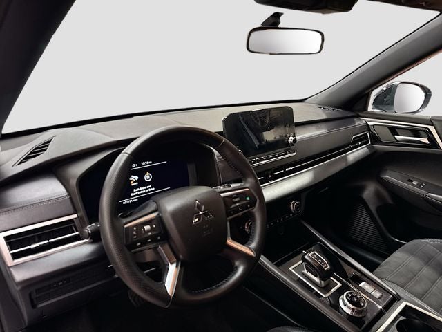 2023 Mitsubishi Outlander Base