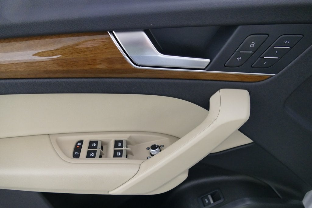 2025 Audi Q5 40 Premium quattro