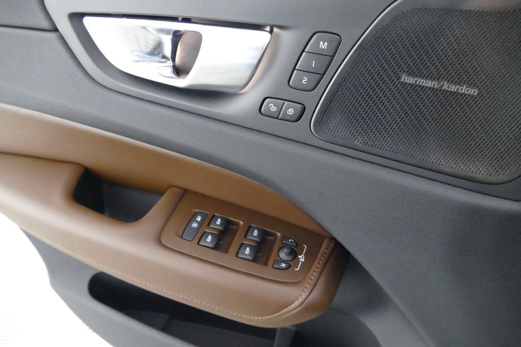 2025 Volvo XC60 B5 Plus
