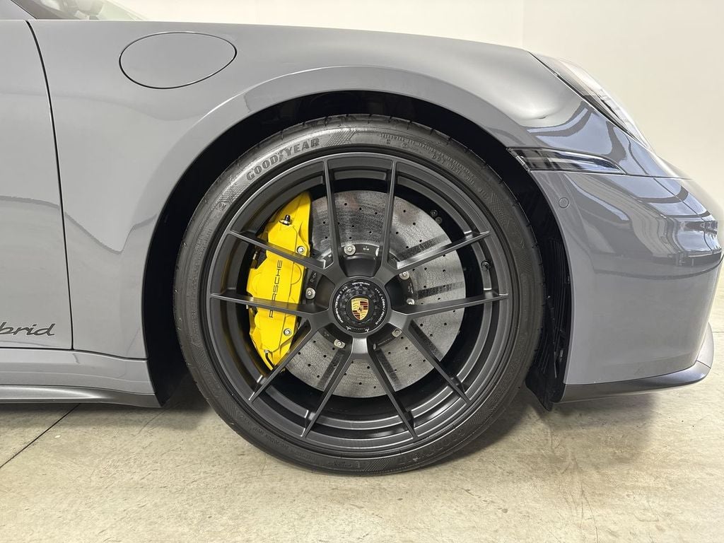 2025 Porsche 911 Carrera 4 GTS