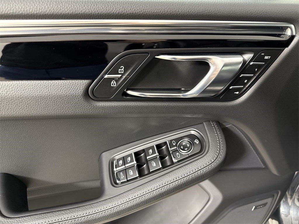 2025 Porsche Macan AWD