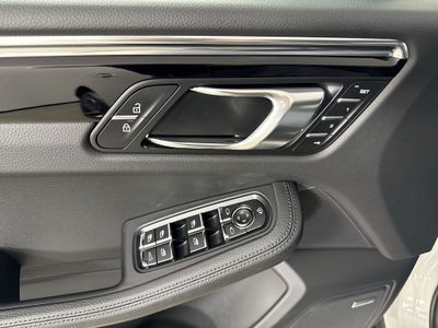 2025 Porsche Macan AWD