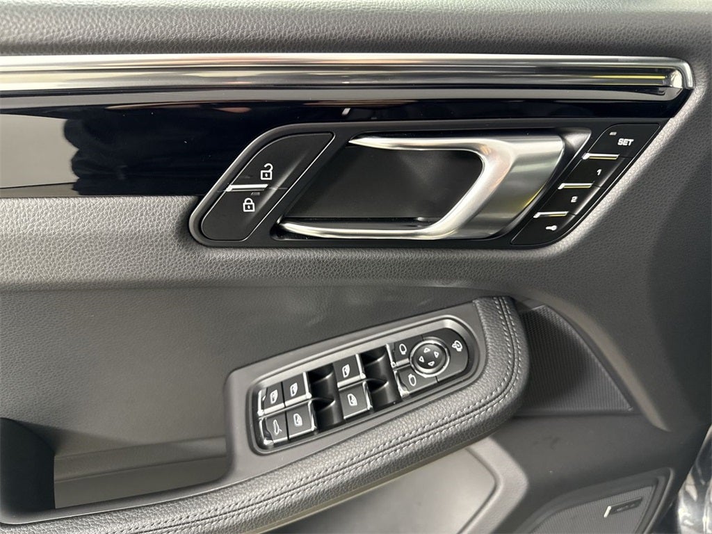 2025 Porsche Macan AWD